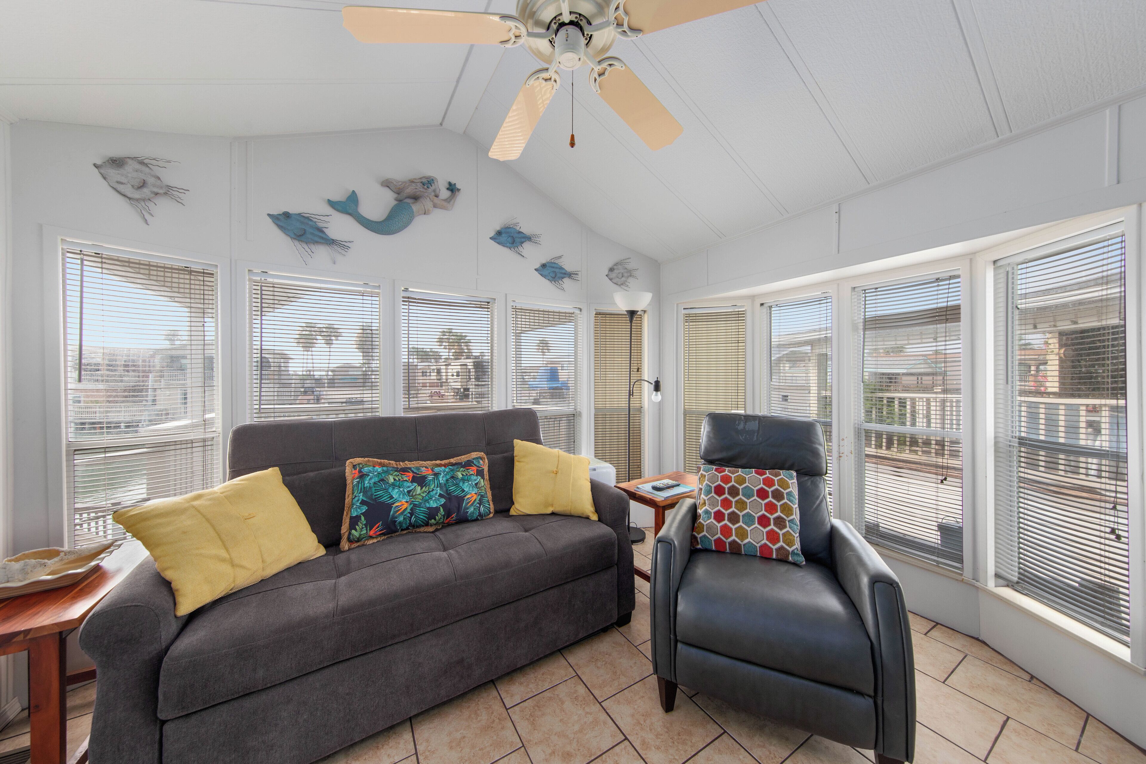 Téléviseur, table de ping-pong