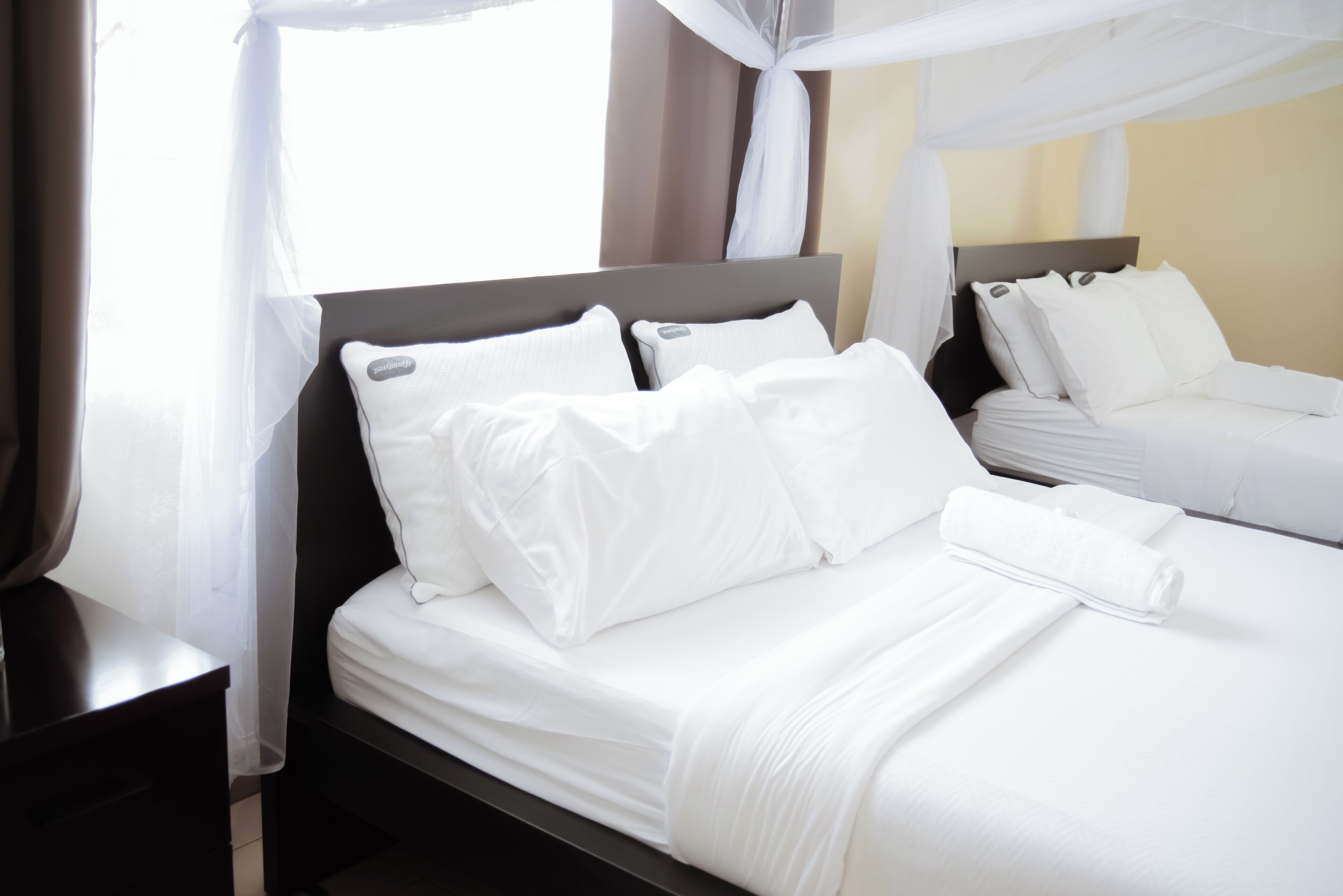 Habitación familiar doble, patio, vistas al jardín | Sábanas de algodón egipcio, ropa de cama de alta calidad, minibar