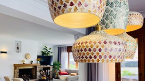 Un salon moderne doté d’une cheminée, de sièges confortables et de lampes décoratives.