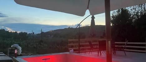 Bañera de hidromasaje al aire libre