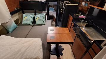 Een strijkplank/strijkijzer, wifi, beddengoed