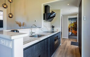 Kjøleskap, kokeplater, oppvaskmaskin og kaffetrakter/tekoker