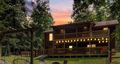 Serenity Moon, a Spacious Cabin in Coosawattee River Resort, North GA Mountains