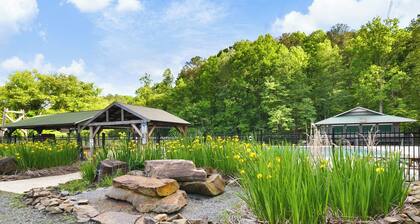 Serenity Moon, a Spacious Cabin in Coosawattee River Resort, North GA Mountains