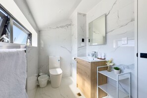 Shower, hair dryer - 4Bs Newly Built Spacious Townhouse in Forrest Hill (Auckland)