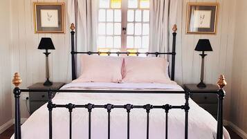2 bedrooms, iron/ironing board, bed sheets