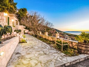 المنطقة المحيطة بالمنشأة