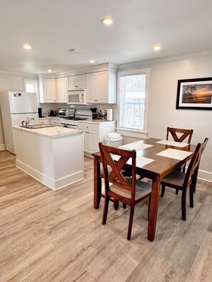 Dining - Downtown Thomasville Retreat- Walk Downtown! (Thomasville)