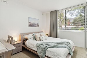 2 makuuhuonetta, työpöytä, silitysrauta/-lauta, vauvan matkasänky