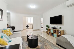 Smart TV, books - Central Mosman 2BR Family Unit with Bunk Beds & Parking. (Mosman)