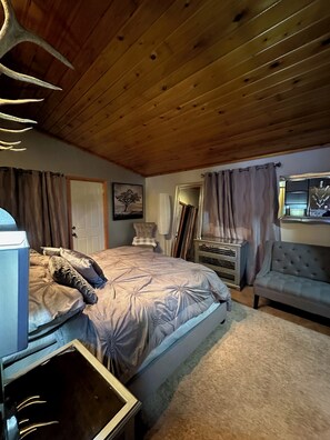 4 bedrooms, desk, iron/ironing board, free WiFi - Spacious Secluded Lakehouse  (Lindstrom)