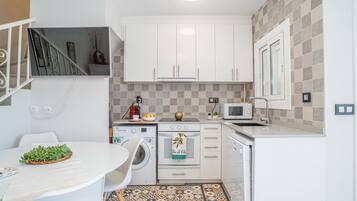 Frigorífico, microondas, horno y lavavajillas