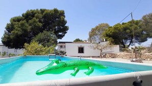 Une piscine avec un crocodile gonflable vert en forme de jouet.