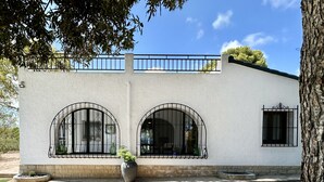 Un bâtiment à deux étages doté de fenêtres en arc de cercle et d’un balcon.