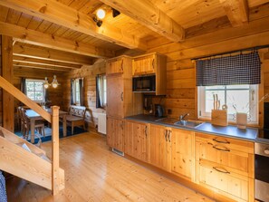 Refrigerador, microondas, horno y utensilios de cocina 