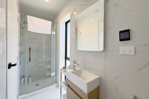 Douche, sèche-cheveux, serviettes fournies, savon