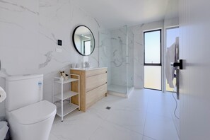 Douche, sèche-cheveux, serviettes fournies, savon