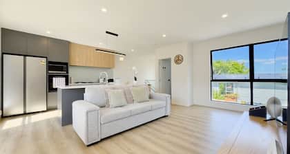 Bright & Stylish Townhouse Near City & Albany