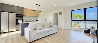 Bright & Stylish Townhouse Near City & Albany