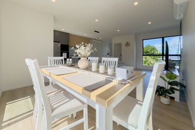 Bright & Stylish Townhouse Near City & Albany