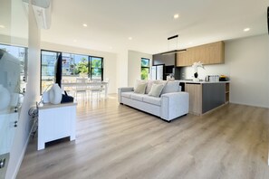 Smart TV - Charming 3-Bedroom House on the North Shore (Auckland)