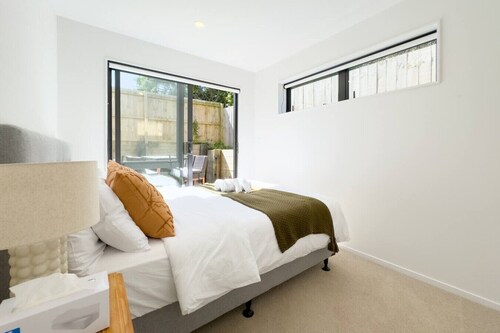 Bright & Stylish Townhouse Near City & Albany