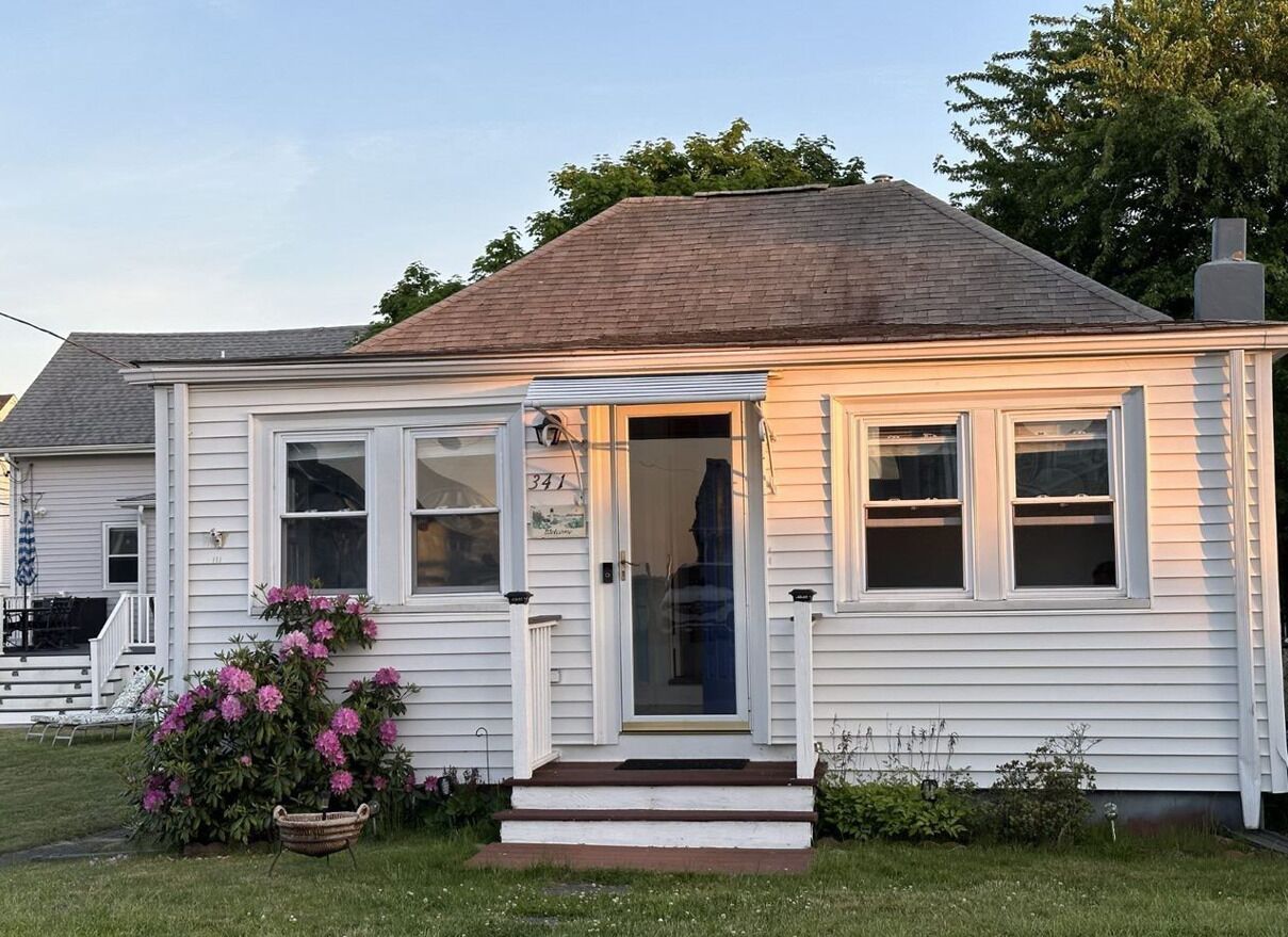 A Cozy Beach Cottage at Conimicut Point, water views, and walk to the beach.