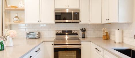 Een koelkast, een microgolfoven, een oven, een kookplaat