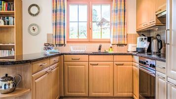 KĂŒhlschrank, Mikrowelle, Ofen, GeschirrspĂŒler