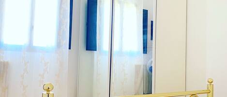 1 bedroom, bed sheets