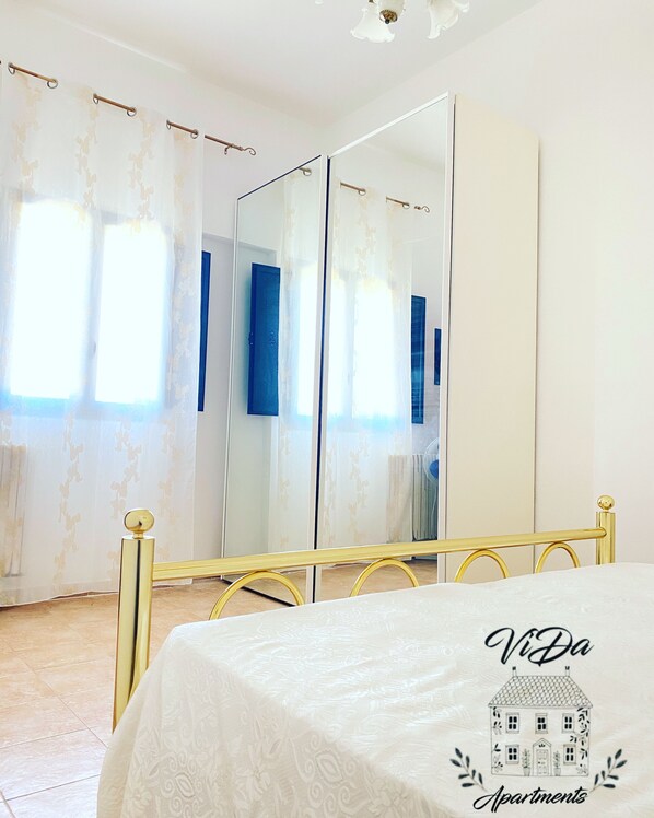 1 bedroom, bed sheets