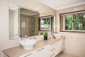 Shower, hair dryer, bidet, towels - Executive Three Bedroom Two Level Spacious Home with Pool and Parking for Two  (Hamilton)