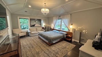 5 bedrooms, in-room safe, desk, iron/ironing board