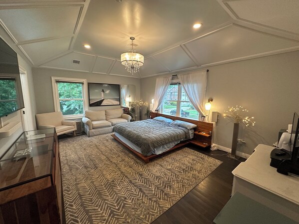 5 bedrooms, in-room safe, desk, iron/ironing board