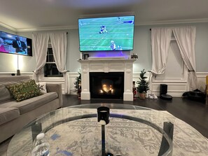 Smart-tv, een open haard, videospelletjes en een dvd-speler