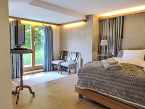 6 habitaciones, escritorio, tabla de planchar con plancha y wifi