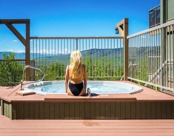 Outdoor spa tub - Best Views in Steamboat! 2B 3baths
(Steamboat Springs)