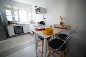 Microondas, horno, placa de cocina y cafetera o tetera