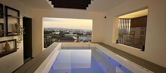 Monumental Suite: Elegant Modern Apt, Stunning City Views & Rooftop Pool.