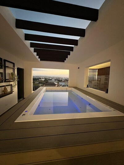 Monumental Suite: Elegant Modern Apt, Stunning City Views & Rooftop Pool.