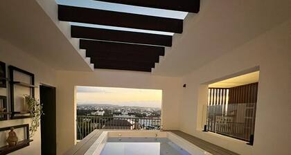 Monumental Suite: Elegant Modern Apt, Stunning City Views & Rooftop Pool.