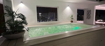 Monumental Suite: Elegant Modern Apt, Stunning City Views & Rooftop Pool.