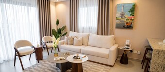 Monumental Suite: Elegant Modern Apt, Stunning City Views & Rooftop Pool.