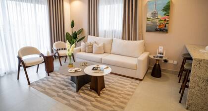 Monumental Suite: Elegant Modern Apt, Stunning City Views & Rooftop Pool.