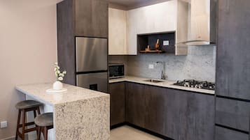 Fridge, microwave, stovetop, blender