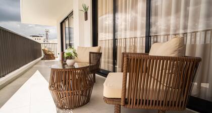 Monumental Suite: Elegant Modern Apt, Stunning City Views & Rooftop Pool.