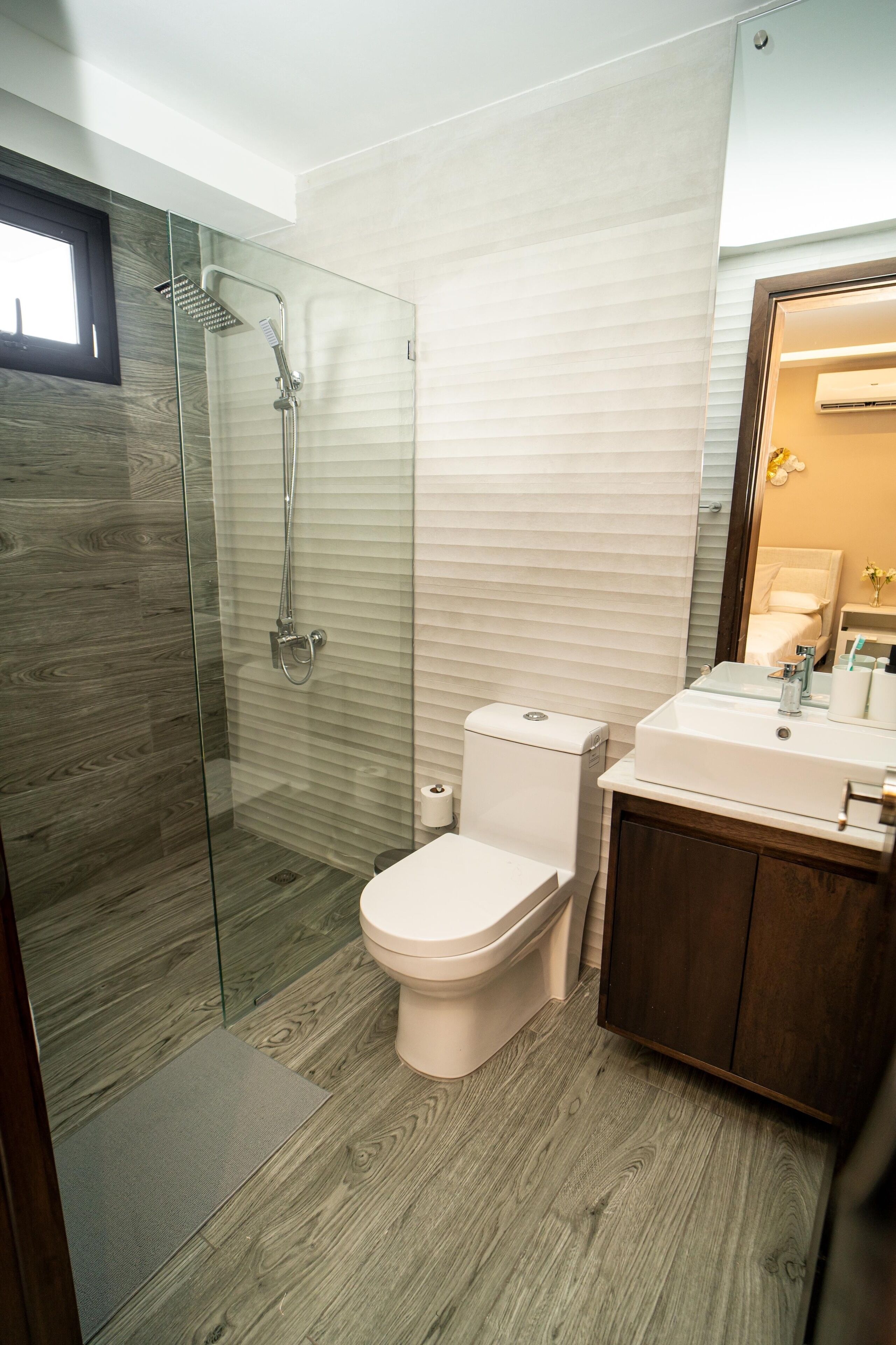 Chuveiro, toalhas de banho, sabonete, papel higiênico