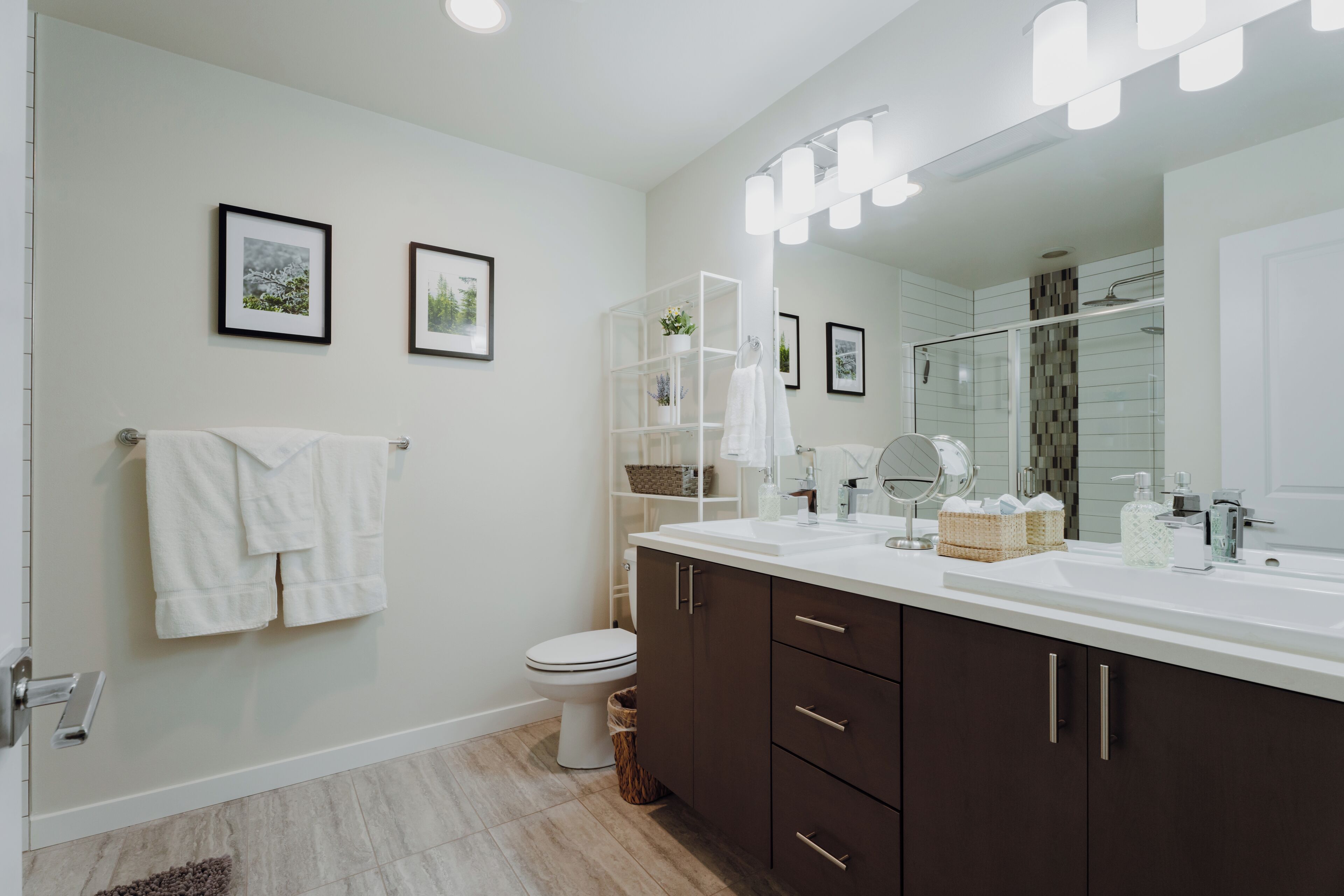 Dusj, hårføner, håndklær og såpe