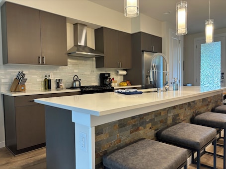 Fridge, microwave, oven, stovetop. Haven at Greenbridge: Near SEA Airport & Downtown Seattle