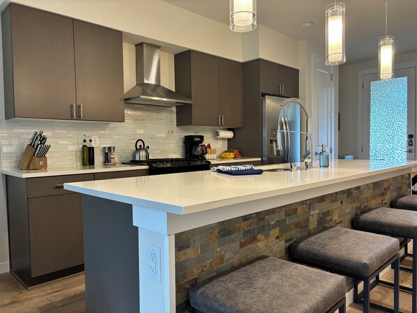 Fridge, microwave, oven, stovetop - Haven at Greenbridge: Near SEA Airport & Downtown Seattle (Seattle)